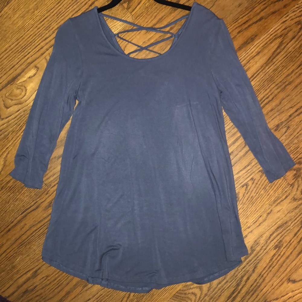 Long flowy crop sleeve top.